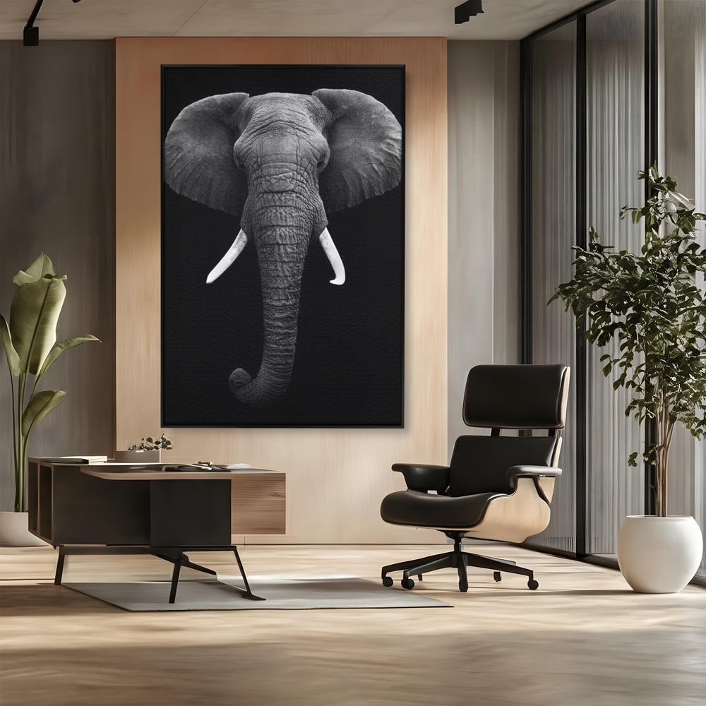 Tablou canvas cu tablou canvas cu cap de elefant, in rama de aluminiu negru, pe perete intr-un birou
